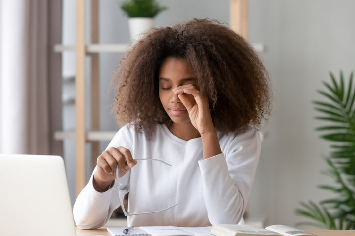 woman with itchy eyes