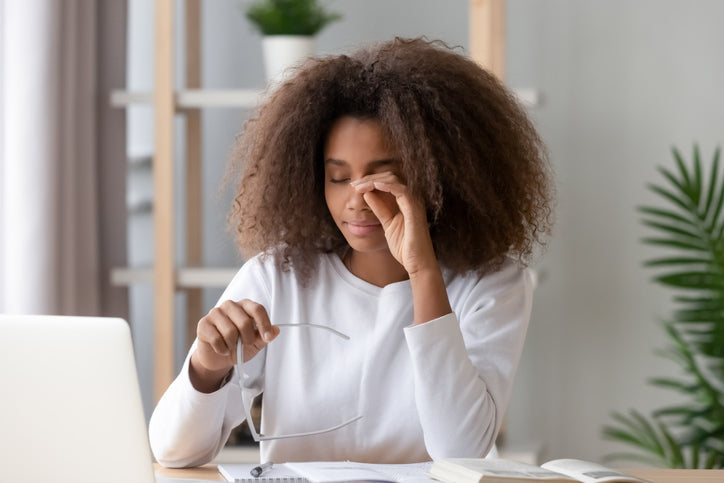 woman with itchy eyes