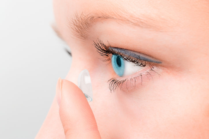 putting contact lens