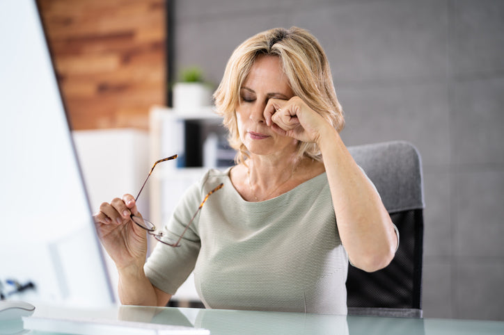 woman with itchy eye