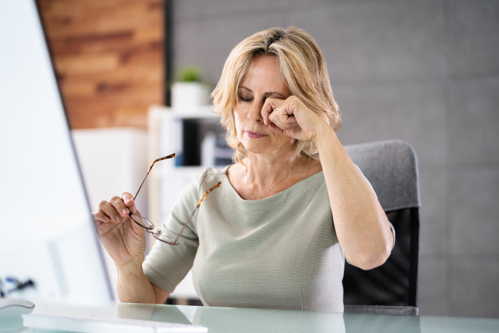 woman with itchy eye